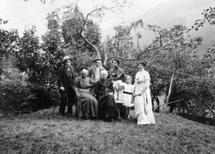 Austria, St. Johann bei Herberstein, középen Cholnoky Jenő földrajztudós., 1910, Cholnoky Tamás, hat, garden, tableau, girl, cap, man, walking cane, lady, suit, Fortepan #29753