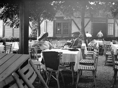 Austria, Graz, a Schlossbergre vezető kötélpálya állomása. Cholnoky Jenő földrajztudós Fink Idával, későbbi feleségével, 1910, Cholnoky Tamás, hat, cap, man, lady, summer dresses, Fortepan #29759