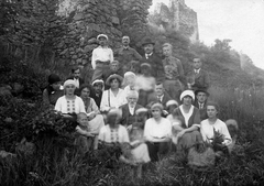 Hungary, Csobánc, vár, a Pázmány Péter Tudományegyetem Földrajzi Intézetének kirándulása, középen Cholnoky Jenő földrajztudós., 1922, Cholnoky Tamás, folk costume, Fortepan #29813