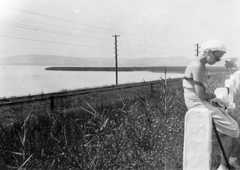 Magyarország,Balaton, 71-es út Balatonkenese és Balatonfűzfő között, háttérben a Fűzfői-öböl és Balatonalmádi., 1942, Cholnoky Tamás, vasút, tájkép, légvezeték, Fortepan #29867