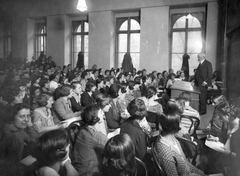 Hungary, Budapest VIII., Múzeum körút, a Pázmány Péter Tudományegyetem egyik tanterme, Cholnoky Jenő földrajztudós előadást tart., 1930, Cholnoky Tamás, celebrity, education, audience, table, Budapest, Fortepan #29869