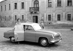 Magyarország, Veszprém, Várnegyed, Nagypréposti ház. Wartburg típusú személygépkocsi., 1963, Fortepan, portré, Wartburg-márka, automobil, Wartburg 311/312, Fortepan #29923