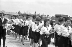 Magyarország, Budapest XIV., Cházár András utca, ELTE Radnóti Miklós Gyakorló Gimnázium., 1966, Lengyel Tamás, ballagás, matrózblúz, virágcsokor, Budapest, Fortepan #29924