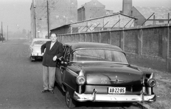 Magyarország, Budapest XIII., Bessenyei utca a Pannónia utca felől a Kárpát utca felé nézve. Ford Customline 1956-os modell., 1963, Fortepan, portré, Ford-márka, automobil, GAZ M21 Volga, rendszám, Budapest, országjelzés, Ford Customline, könyökölni, Fortepan #29936