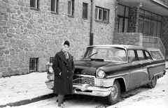 Magyarország, Pécs, Szőlő utca, Hotel Fenyves, Gaz-13 Csajka tipusú személygépkocsi., 1960, Fortepan, portré, tél, hó, szovjet gyártmány, GAZ-márka, szálloda, automobil, GAZ 13 Csajka, zsebredugott kéz, Fortepan #29951