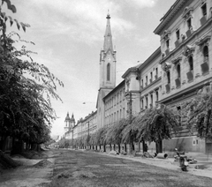 Magyarország, Kalocsa, Szent István király út, szemben a Szent István király templom, távolban a Szentháromság téren a Főszékesegyház., 1954, Fortepan, templom, utcakép, légvezeték, Fortepan #3002