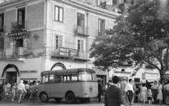 Olaszország, Capri, Piazza Umberto I (Piazzetta) - Via Roma sarok a kábelvasút felső végállomásánál., 1960, Csőke József, autóbusz, cégtábla, Fortepan #30024