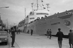 Japán, Tokió, a szovjet Vlagyivosztok utasszállító hajó., 1964, Csőke József, hajó, filmkamera, filmoperatőr, Vladivosztok hajó, cirill írás, Fortepan #30027