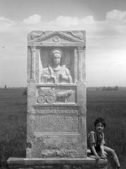 Magyarország, Tác, Gorsium, Flavia Usaiu sírköve a régészeti parkban., 1958, Karácsony Iván, Fortepan #300381