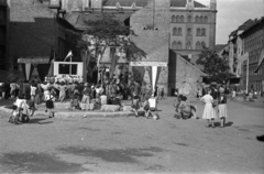 Magyarország, Budapest IX., Kinizsi utca a Közraktár utca felől nézve, háttérben a Központi Zálogház (Lónyay utca 30-32.), 1949, Fortepan, politikai dekoráció, tűzfal, ünnep, Budapest, Fortepan #30050