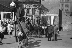 Magyarország, Budapest IX., Kinizsi utca a Közraktár utca felől nézve, háttérben a Központi Zálogház (Lónyay utca 30-32.), 1949, Fortepan, játszótér, politikai dekoráció, ünnep, Budapest, kerékpár, Fortepan #30052