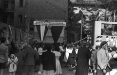 Magyarország, Budapest IX., Kinizsi utcai foghíj telek a Közraktár utcánál., 1949, Fortepan, politikai dekoráció, ünnep, Budapest, Fortepan #30054