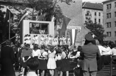 Magyarország, Budapest IX., Kinizsi utcai foghíj telek a Közraktár utcánál, háttérben a Lónyay utcai kereszteződés házai., 1949, Fortepan, tánc, politikai dekoráció, színpad, ünnep, Budapest, Fortepan #30055