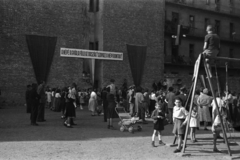 Magyarország, Budapest IX., Kinizsi utcai foghíj telek a Közraktár utcánál., 1949, Fortepan, játszótér, politikai dekoráció, tűzfal, propaganda, ünnep, Budapest, Fortepan #30056