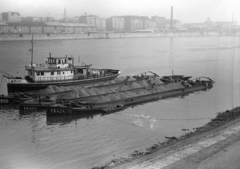 Magyarország, Budapest, Pesti Duna-part a Közraktárakkal a budai alsó rakpartról nézve., 1955, Fortepan, hajó, uszály, csónak, vontatóhajó, vízpart, FK 301/Vihar hajó, Fortepan #30058