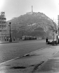 Magyarország, Budapest XI., Szent Gellért tér, balra a Gellért szálló állványzata., 1955, Fortepan, utcakép, villamos, oldalkocsis motorkerékpár, lámpaoszlop, benzinkút, villamosmegálló, Budapest, Fortepan #30065