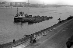 Magyarország, Budapest, Pesti Duna-part a Közraktárakkal a budai alsó rakpartról nézve, háttérben a Petőfi híd.., 1955, Fortepan, hajó, életkép, uszály, csónak, vontatóhajó, vízpart, festőállvány, festő, FK 301/Vihar hajó, Fortepan #30066