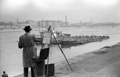 Magyarország, Budapest XI., Pesti Duna-part a Közraktárakkal a budai alsó rakpartról nézve, háttérben a Petőfi híd.., 1955, Fortepan, hajó, uszály, vontatóhajó, vízpart, festőállvány, festő, FK 301/Vihar hajó, Budapest, Fortepan #30067