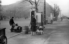 Magyarország, Budapest XI., Szent Gellért tér, balra a Gellért szálló állványzata., 1955, Fortepan, plakát, babakocsi, utcakép, életkép, hirdetőoszlop, hordó, oldalkocsis motorkerékpár, gyerekek, benzinkút, Budapest, Fortepan #30068