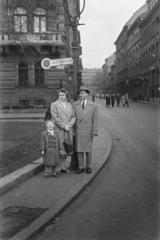 1957, Szalay János, buszmegálló, család, Fortepan #300772