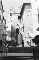 Franciaország, Villefranche-sur-Mer,A Coruña, Rue de l'Église, szemben a Szent Mihály-templom harangtornya., 1961, Szalay János, Fortepan #300872