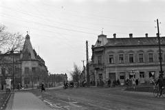 Magyarország, Hódmezővásárhely, Kossuth tér, jobbra az Andrássy (Lenin) út sarkán a Beregi-palota., 1954, Németh Tamás, kerékpár, motorkerékpár, útjelző tábla, utcakép, életkép, Fortepan #30096