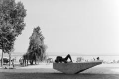 Magyarország,Balaton, Tihany, Rév utca, a Hotel Tihany épülete mellett Varga Imre: Fekvő fiú című szobra (1963)., 1961, Szalay János, Fortepan #301169