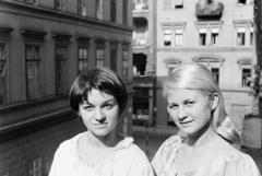 Magyarország, Budapest V., a felvétel a Molnár utca 20. számú sarokház Sörház utcai oldalán, egy erkélyen készült. Háttérben a Váci utca 60-as számú ház látható., 1966, Szalay János, Budapest, Fortepan #301265