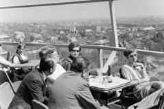 Magyarország, Budapest II., kilátás a Budapest körszálló teraszáról a Ganz gyár szerelőcsarnokai és gáztartálya felé, jobbra a Parlament látható., 1966, Szalay János, Budapest, Fortepan #301281