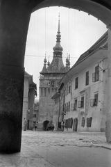 Románia,Erdély, Segesvár, Piața Cetății, szemben az Óratorony, a jobb szélén a Szarvas-ház látható a cégérrel., 1963, Németh Tamás, kaputorony, óratorony, Fortepan #30133