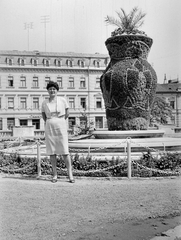 Románia,Erdély, Nagyvárad, Szent László tér (Piata Unirii), szemben a Lévay palota., 1963, Németh Tamás, nő, Fortepan #30147