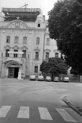 Szlovákia, Nyitra, Župné námestie, szemben a Nyitrai Galéria épülete., 1975, Németh Tamás, Csehszlovákia, utcakép, gyalogátkelő, szecesszió, barokk-stílus, palota, vörös csillag, galéria, Art Nouveau, Dümmerling Ödön-terv, Czigler Gyöző-terv, Fortepan #30165