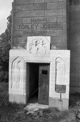Magyarország, Budapest XXII., Budafok, Sarló utca 6., a felvétel a megrongált, feldúlt Törley-mauzóleum előtt készült., 1977, Szaller Károly, Budapest, Fortepan #301712