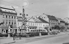 Szlovákia, Kassa, Fő tér (Hlavné namestie), előtérben az Immaculata-szoborcsoport (pestis-oszlop)., 1958, Szalontai Tamás, tömegközlekedés, tér, emlékmű, szobor, Fortepan #301767