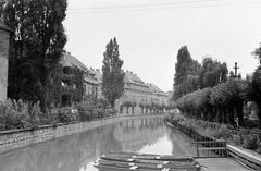 Szlovákia, Kassa, látkép a Malomárok feletti Szent István hídról. Ma a város északi és déli részét összekötő négysávos út, a Štefánikova ulica van a Malomárok helyén., 1958, Szalontai Tamás, csatorna, folyópart, Fortepan #301769