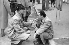 1961, Szalontai Tamás, járda, guggolás, péksütemény, földön ülés, Fortepan #301796