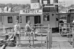 Magyarország, Mártély, Tisza-part, a kikötőben a Délibáb motoros személyhajó., 1959, Németh Tamás, hajó, család, Délibáb/Megyer/Bratislava hajó, helységnév tábla, kikötő, Fortepan #30186