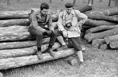 1963, Szalontai Tamás, pihenés, fényképezőgép, farönk, Fortepan #301861