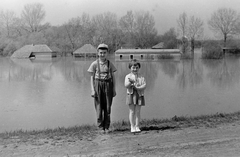 1964, Németh Tamás, víztükör, árvíz, gyerekek, fiú, lány, vízpart, kettős portré, Fortepan #30193