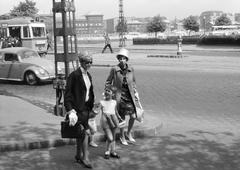 1965, Szalontai Tamás, csibilámpa, kézenfogva, Fortepan #302017