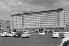 Németország, Magdeburg, Otto-von-Guericke-Straße 87., Hotel International., 1965, Szalontai Tamás, Wartburg 311/312, Trabant 500, szálloda, modern építészet, Fortepan #302032