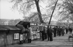 Franciaország, Párizs, Quai Malaquais, könyvárusok (bouquiniste) a Szajna-partján. Balra a háttérben a Louvre., 1966, Csőke József, Fortepan #30241