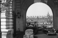 Franciaország, Párizs, a Guichets du Louvre (Louvre kapu) a Quai François-Mitterrand felől, szemben a Place du Carrousel., 1966, Csőke József, autóbusz, automobil, rendszám, Peugeot 403, Renault 4CV, Renault 8, Pepsi-márka, Fortepan #30243