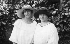 1922, Pétek Edit, hat, garden, smile, women, summer, double portrait, Fortepan #30258