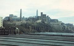 Egyesült Királyság,Skócia, Edinburgh, kilátás a Waverley pályaudvar feletti North Bridge-ről a Calton Hill felé., 1977, Szomolányi József, torony, színes, oszlop, Fortepan #302594