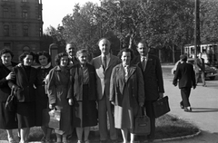 Magyarország, Budapest V., az ekkor névtelen, ma Podmaniczky Frigyes tér, háttérben a Bajcsy-Zsilinszky út - Bank utca sarok., 1955, Fortepan, forgalom, csoportkép, utcakép, aktatáska, GAZ M20 Pobjeda, Budapest, Fortepan #30260