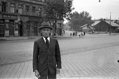 Hungary, Budapest IX., Haller utca, a háttérben a Telepy utca torkolata., 1947, Fortepan, portrait, sign-board, Budapest, hat, gentleman, tie, suit, Fortepan #30263