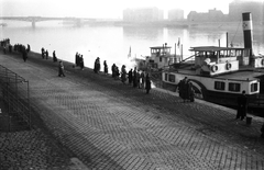 Magyarország, Budapest IX., pesti alsó rakpart a Fővám (Dimitrov) térnél, Május elseje nevű vontatógőzös., 1955, Fortepan, hajó, híd, folyó, vontatóhajó, rakpart, gőzhajó, lapátkerekes hajó, Május elseje/Radvány hajó, Budapest, Fortepan #30266