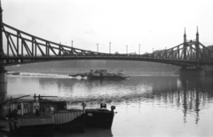 Magyarország, Budapest, Szabadság híd Pest felől., 1955, Fortepan, hajó, híd, folyó, uszály, vontatóhajó, Duna, Duna-híd, Feketeházy János-terv, Fortepan #30270