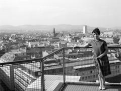 Ausztria, Bécs, kilátás a Stephansdom / Szent István-székesegyház befejezetlen északi tornyából (Adlerturm). Balra a Maria am Gestade templom, jobbra a Ringturm (Schottenring 30.)., 1965, Szomolányi József, korlát, kilátótorony, Fortepan #302733